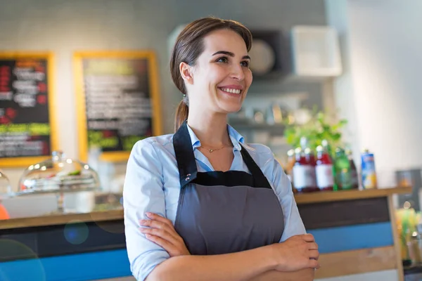 Frau arbeitet in Café — Stockfoto