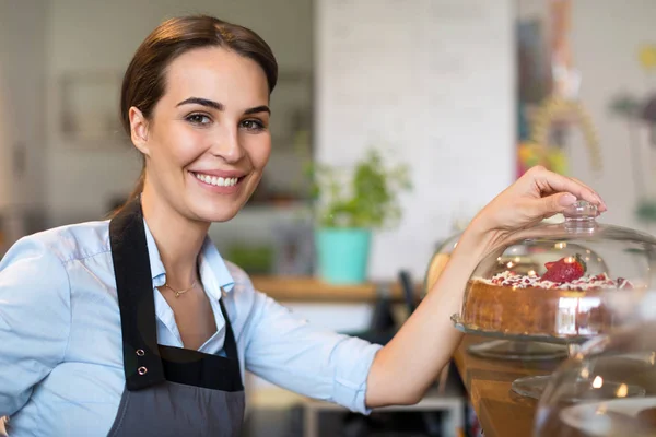 Kvinne som jobber på kafeen – stockfoto