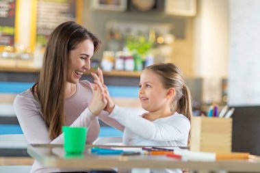 Anne ve kızı çizim