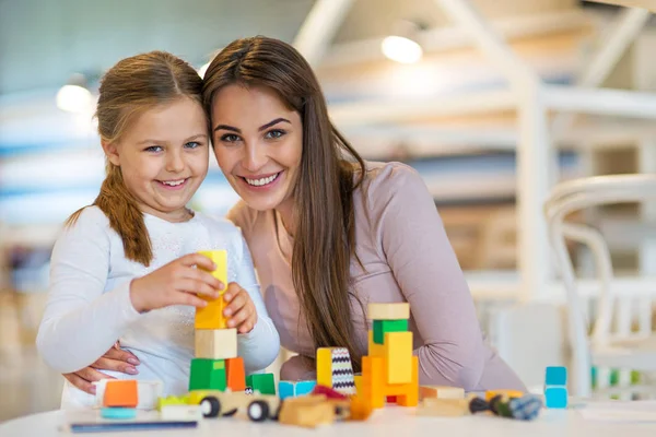 Mãe e filha brincando — Fotografia de Stock