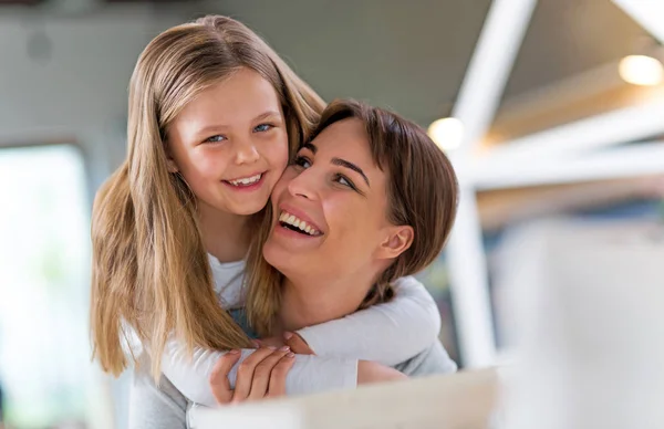 Mutter und Tochter lächeln — Stockfoto