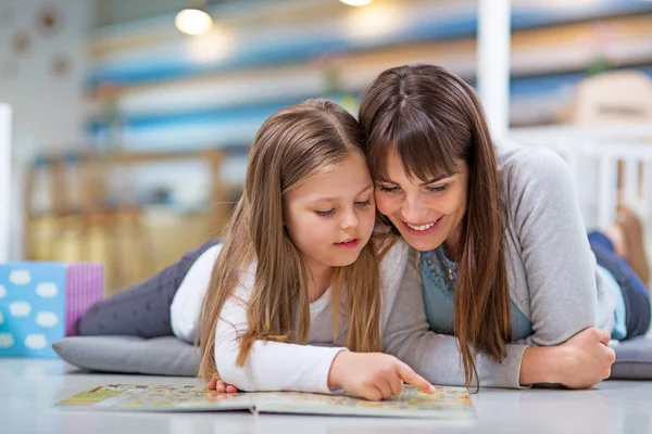 Mor och dotter läser — Stockfoto