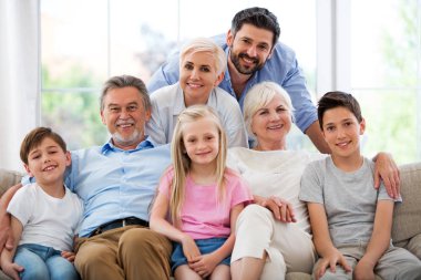 Kanepe üzerinde gülümseyen aile