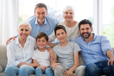 Kanepe üzerinde gülümseyen aile