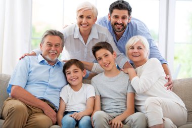 Kanepe üzerinde gülümseyen aile