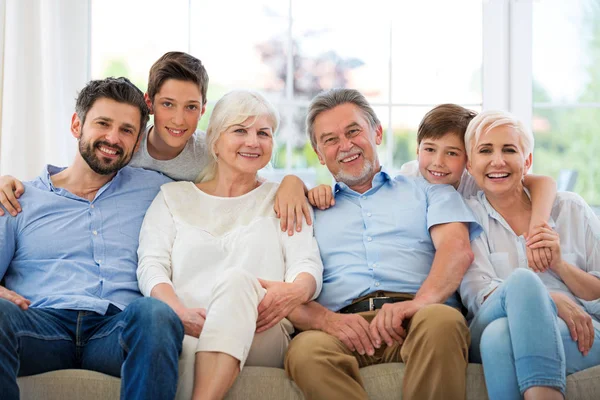 Familia sonriente en el sofá — Foto de Stock