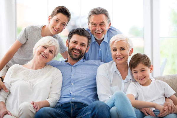 Lächelnde Familie auf dem Sofa — Stockfoto