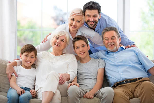 Uśmiechający się rodziny na kanapie — Zdjęcie stockowe