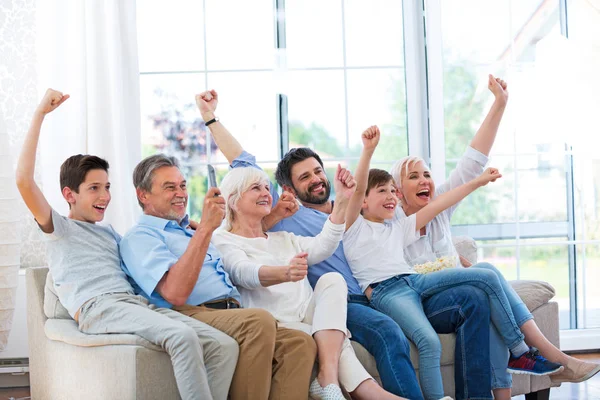 Familie Tv kijken op de Bank — Stockfoto