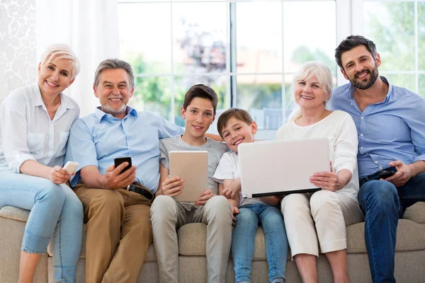 Familia divirtiéndose con la tecnología — Foto de Stock