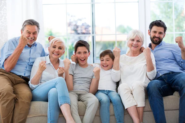 Familia emocionada en el sofá — Foto de Stock