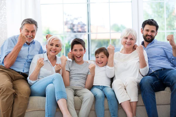 Enthousiast familie op Bank — Stockfoto