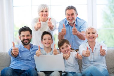 Aile başparmak gösterilmesini dizüstü bilgisayar ile