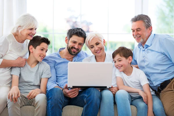 Rodziny przy użyciu laptopa na kanapie — Zdjęcie stockowe