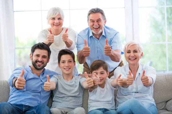 Başparmak gösterilen aile — Stok fotoğraf