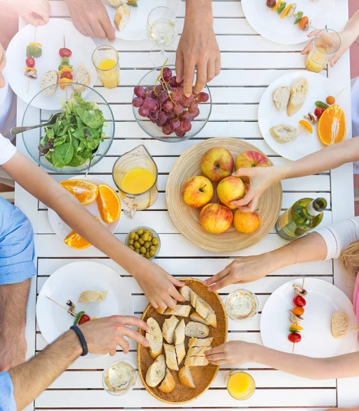 Vista de cima da mesa de pessoas comendo — Fotografia de Stock