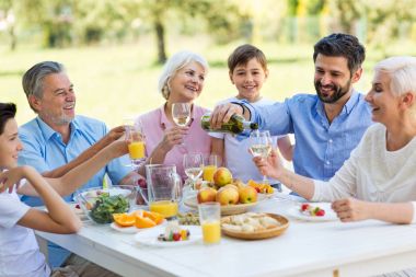 Geniş aile açık havada yemek