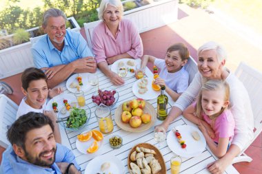 Geniş aile açık havada yemek