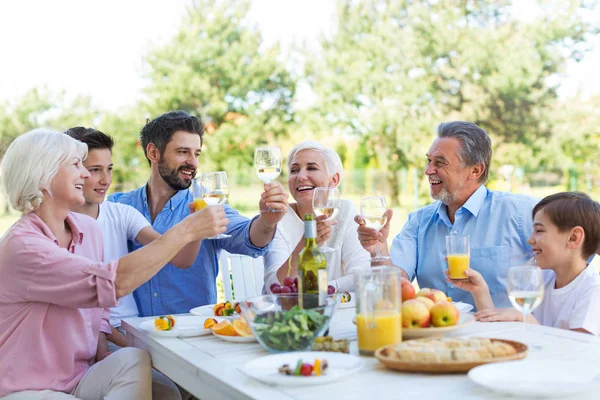 Utvidgade familjen äta utomhus — Stockfoto