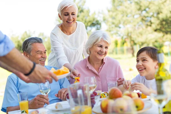 Comida familiar extendida al aire libre — Foto de Stock