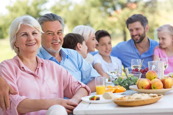 Utvidgade familjen äta utomhus — Stockfoto