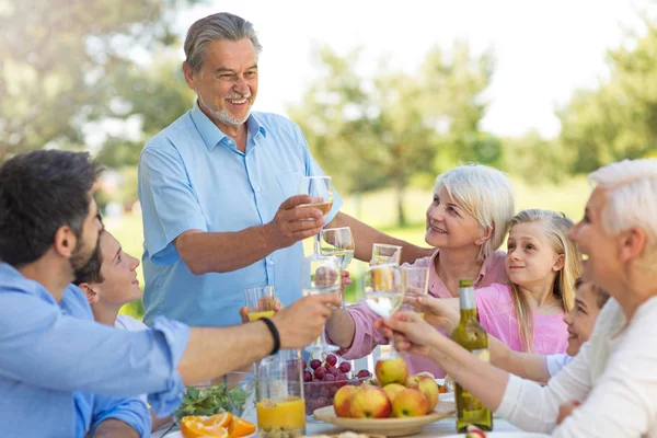 Utvidgade familjen äta utomhus — Stockfoto