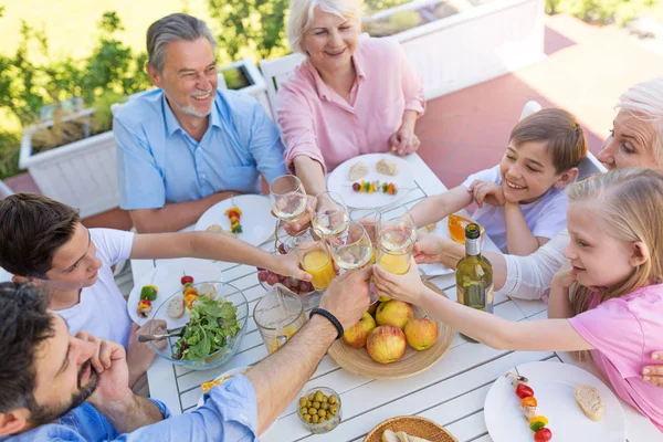 Utvidgade familjen äta utomhus — Stockfoto