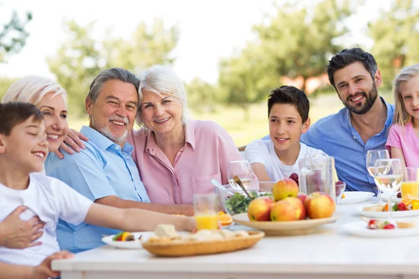 Utvidgade familjen äta utomhus — Stockfoto