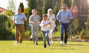 Dışarıda mutlu bir aile