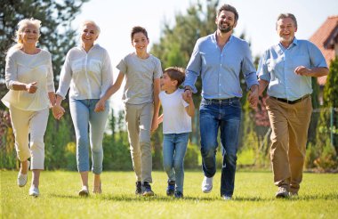 Dışarıda mutlu bir aile