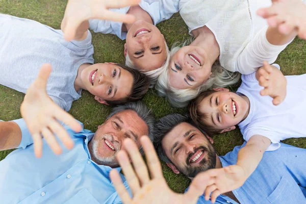 Lycklig familj utomhus — Stockfoto