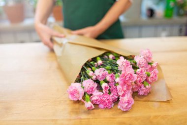 Çiçekçi iş çiçeklerle, yakın çekim