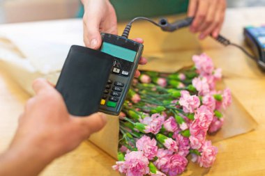 Çiçekçide ödeme müşteri