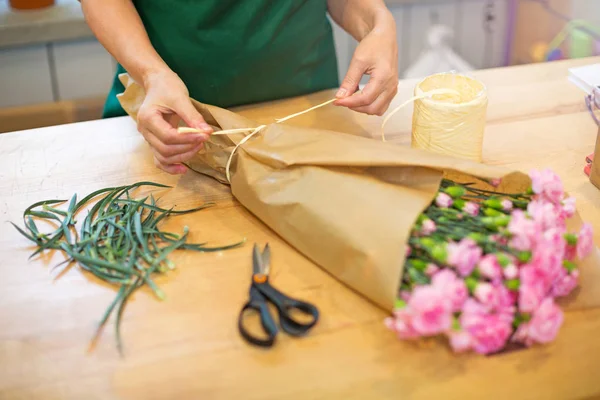 Florist arbete med blommor, närbild — Stockfoto