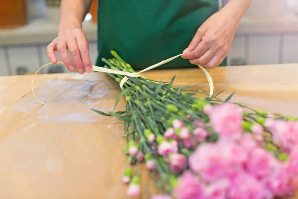 Florist arbete med blommor, närbild — Stockfoto