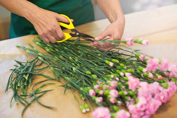Флорист працює з квітами, крупним планом — стокове фото