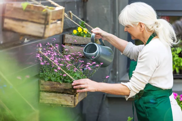 Frau arbeitet im Blumenladen — Stockfoto