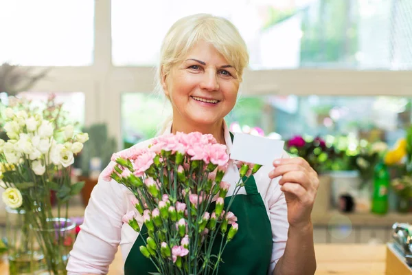 Mujer trabajando en floristería —  Fotos de Stock