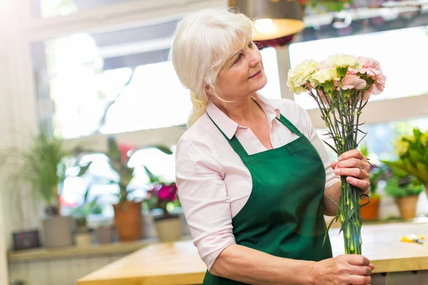 Mulher trabalhando em florista loja — Fotografia de Stock