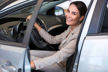 Yeni arabası ile mutlu bir genç kadın