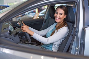 Yeni arabası ile mutlu bir genç kadın