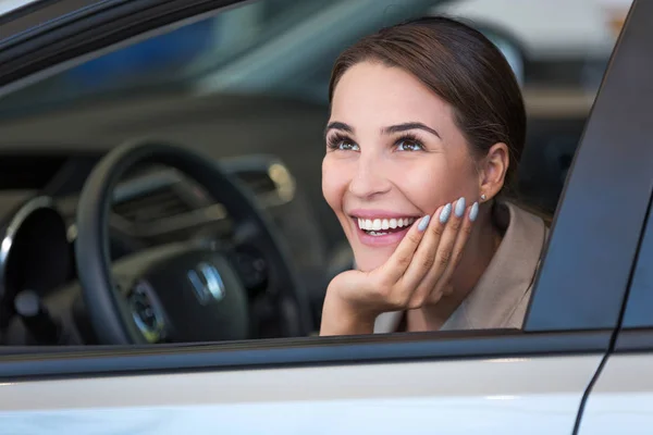 Boldog, fiatal nő, neki új autó — Stock Fotó