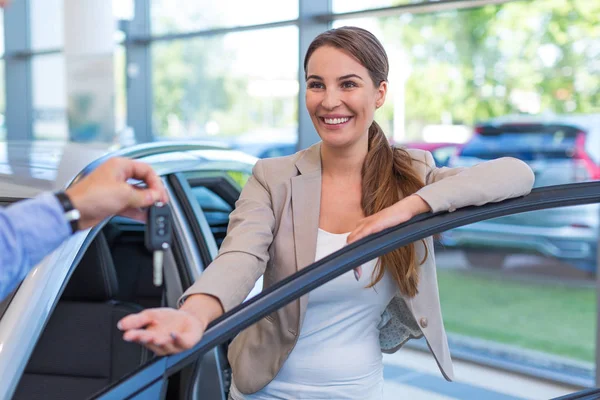 Felice giovane donna con la sua nuova auto — Foto Stock