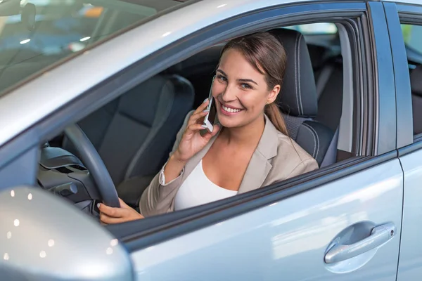 Mujer joven feliz con su nuevo coche —  Fotos de Stock