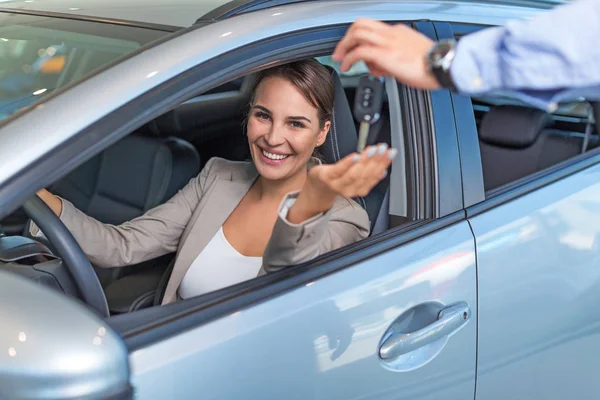 Felice giovane donna con la sua nuova auto — Foto Stock