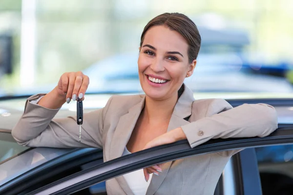 Felice giovane donna con la sua nuova auto — Foto Stock