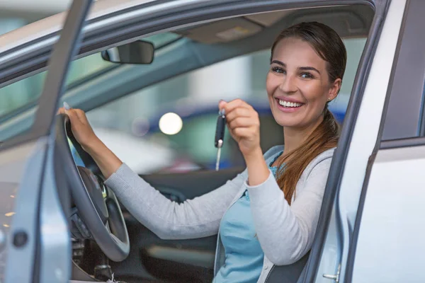 Boldog, fiatal nő, neki új autó — Stock Fotó