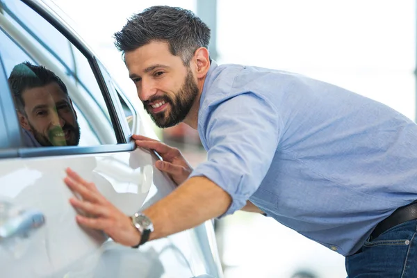 Felice giovane uomo con la sua nuova auto — Foto Stock