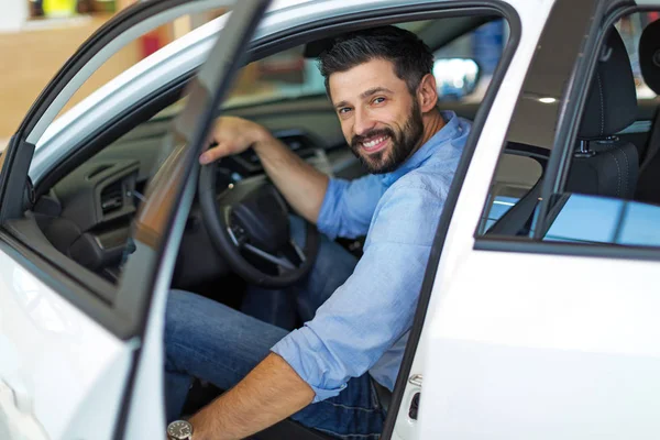 Šťastný mladý muž s jeho nové auto — Stock fotografie