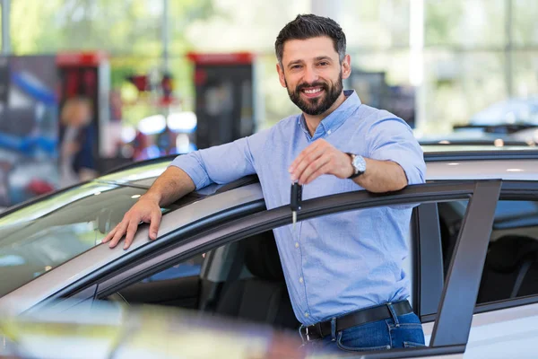 Joyeux jeune homme avec sa nouvelle voiture — Photo